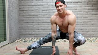 Jonny Pitt Flexes Muscles and Jerks Off on Cam - GayHoopla