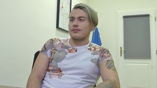 Tattooed Amateur ReceivesDirty Oral from Scout